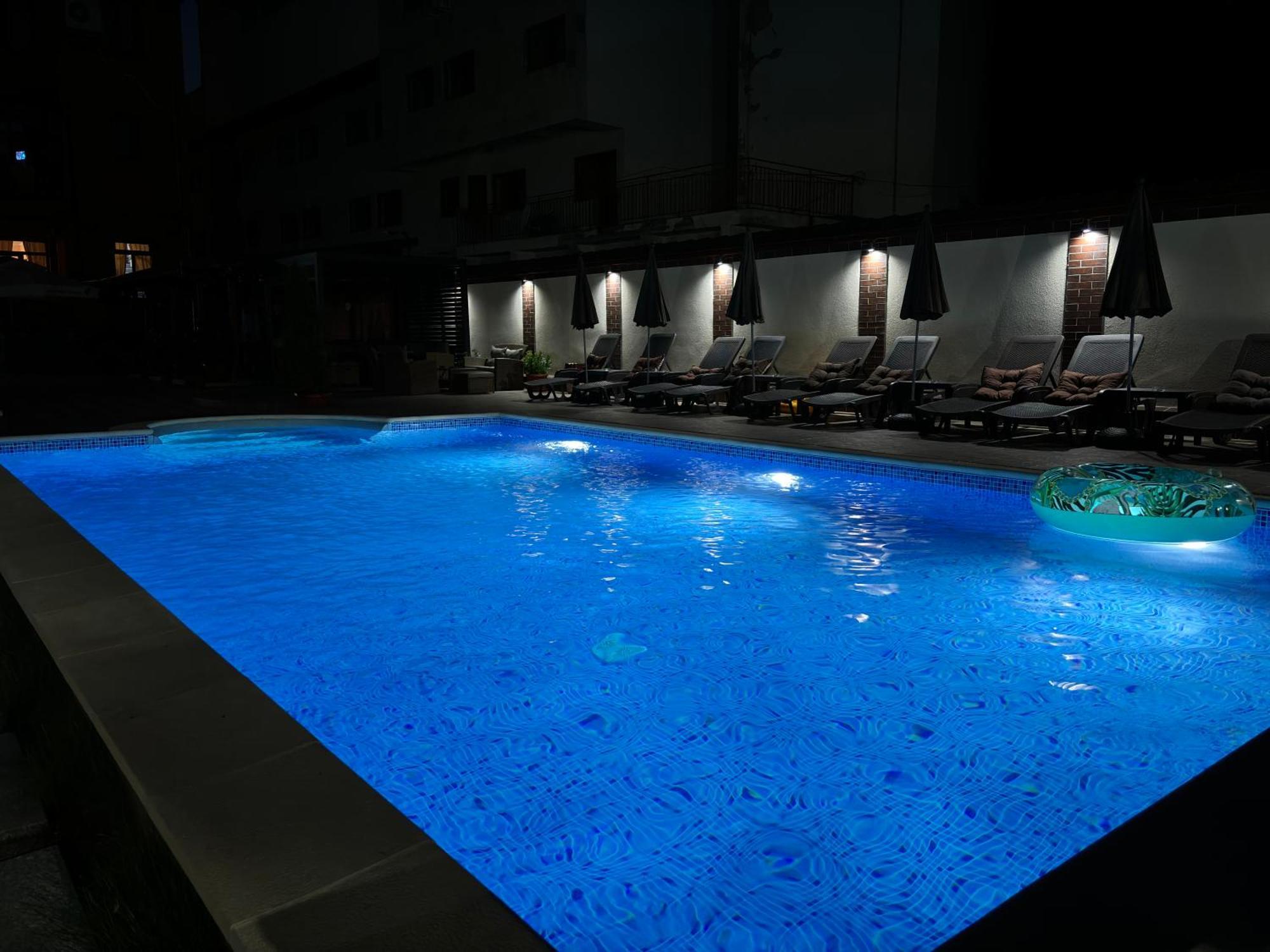 Hotel Rai Triavna Exterior foto